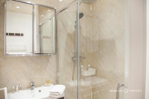 a bathroom with a shower and a sink at Cosy 1bed Garden View Close to Beach and with Parking - Treetop Suite in Bournemouth