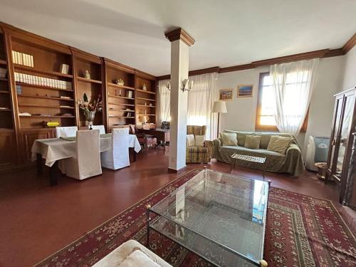 Ponte Vecchio View Apartment by FlorenceHospitality com