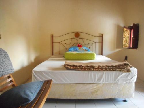 Un dormitorio con una cama con una almohada encima. en Shanti Homestay Pacung, en Patjung