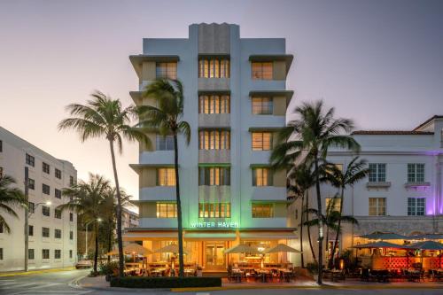 un hotel con palmeras frente a un edificio en Winter Haven Hotel, Miami Beach, Autograph Collection, en Miami Beach