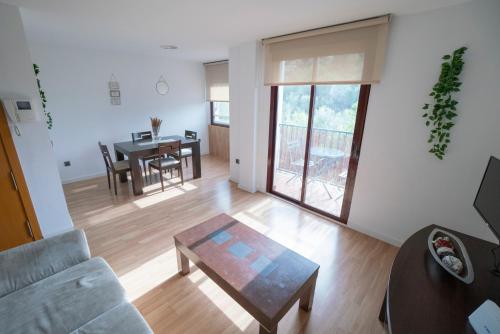 een woonkamer met een bank en een tafel bij Apartamento-Loft con vistas in Vilafames