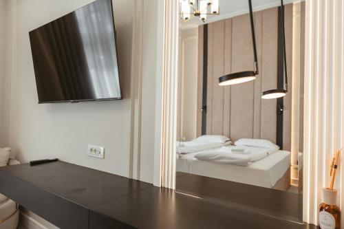 Postel nebo postele na pokoji v ubytování Astoria Grand Hotel