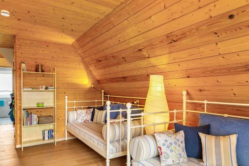 Zimmer mit 2 Etagenbetten in einer Holzdecke in der Unterkunft Ferienwohnung Fischer in Ottobrunn