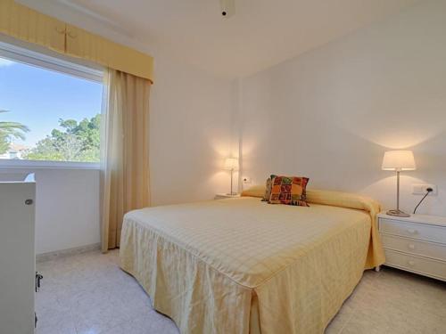 1 dormitorio con cama y ventana grande en Villa Las Vistas del Faro de Torredembarra, en Torredembarra