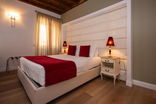 Uma cama ou camas num quarto em Town House Spagna- luxury Rooms with Jacuzzi Bath