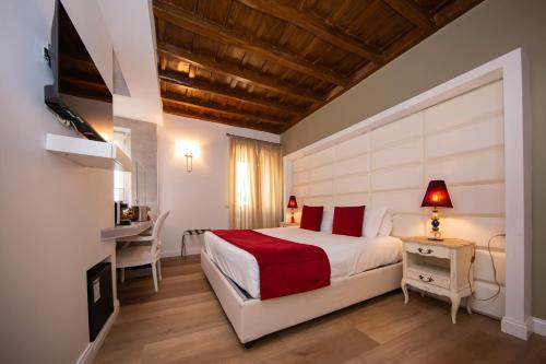 Uma cama ou camas num quarto em Town House Spagna- luxury Rooms with Jacuzzi Bath