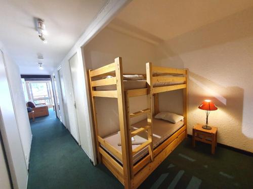 une chambre avec deux lits superposés et une lampe dans l'établissement Cabourg - 22 - Studio spacieux - 4 pers, à Les Deux Alpes