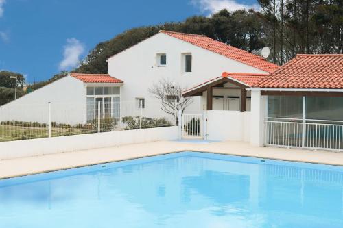 une villa avec piscine devant une maison dans l'établissement Maison dans résidence proche océan Les Sables - 4 pers, à Saint-Hilaire-de-Talmont