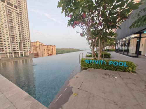 Seaview Urban suites Georgetown @Penang tesisinde veya buraya yakın yüzme havuzu