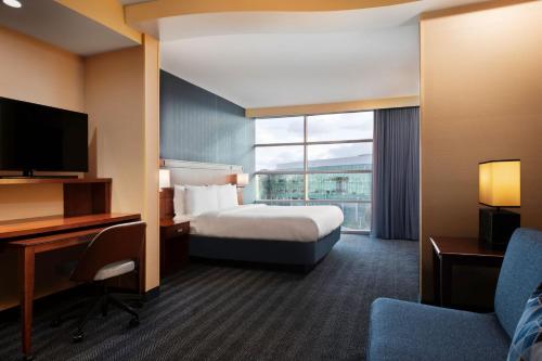 una camera d'albergo con letto, scrivania e TV di Courtyard by Marriott San Jose North/ Silicon Valley a San Jose