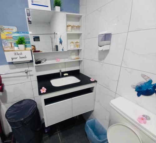 La salle de bains est pourvue d'un lavabo et de toilettes. dans l'établissement Sale’aula Lava Studio Apartment, à Saleaula