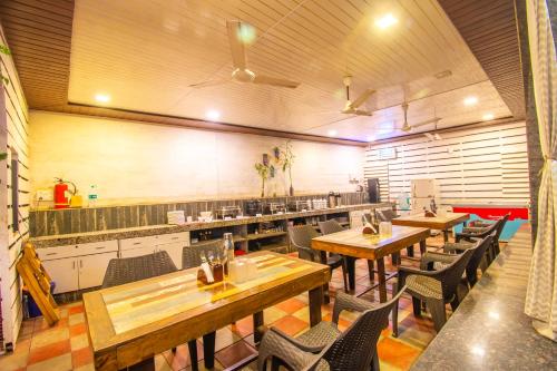 Un restaurante u otro lugar para comer en Flora Ecostay Resort and Spa Lonavala