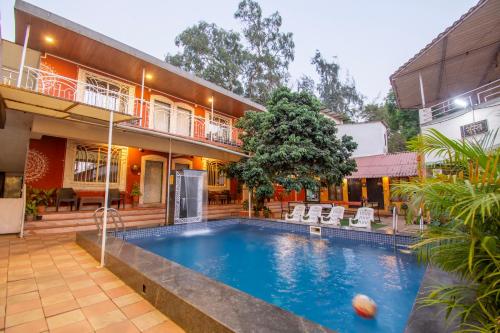 La alberca dentro o cerca de Flora Ecostay Resort and Spa Lonavala
