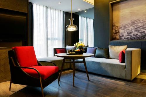 a living room with a couch and a table at Mehood Elegant Hotel Xi'an Big Wild Goose Pagoda Tang Dynasty City in Xi'an