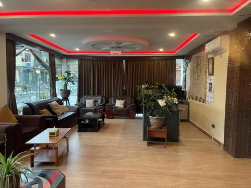 hol z kanapami i krzesłami oraz czerwonym sufitem w obiekcie Punakha Residency w mieście Punakʽa