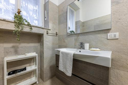 y baño con lavabo y espejo. en Cortivo House - Magenta 81, en Milán