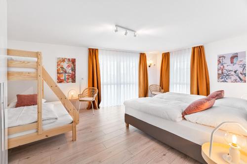 1 dormitorio con 2 literas y mesa en Design-Apartment - Küche - Parken - zentral, en Leinfelden-Echterdingen