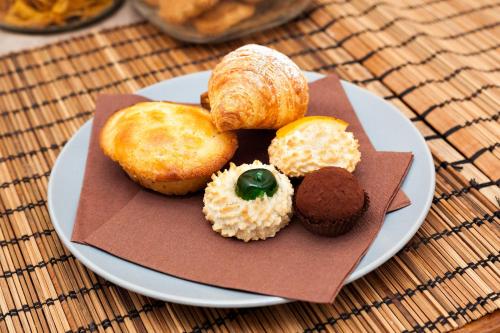 un piatto di ciambelle e pasticcini su un tavolo di B&B Corte Dei Taralli a Lecce
