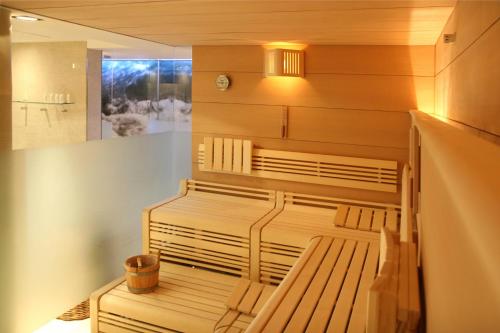 a sauna with two wooden benches in a room at Söl'ring Hof in Rantum