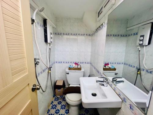 een kleine badkamer met een toilet en een wastafel bij Sun Chakra Boutique Hotel in Phnom Penh