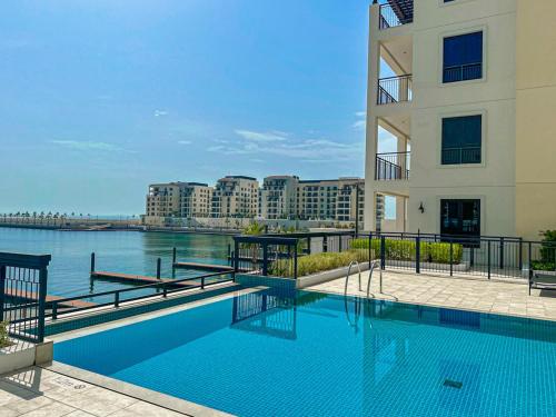 HiGuests - Stylish Boho 2BR Apartment Steps from La Mer Beach