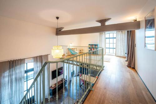 un escalier dans une maison avec une balustrade en verre dans l'établissement Le Loft Philibert, à Tournus