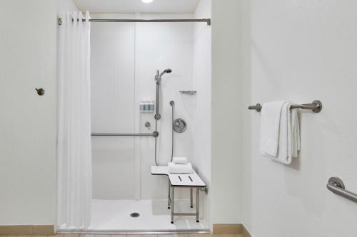 W łazience znajduje się prysznic i umywalka. w obiekcie Courtyard by Marriott St. Petersburg Clearwater/Madeira Beach w St Pete Beach