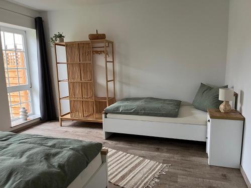 Un dormitorio con una cama y una estantería. en Ferienwohnung AllerStall, en Marklendorf