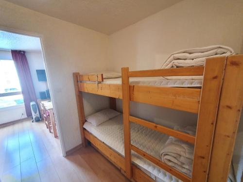 quelques lits superposés dans une chambre dans l'établissement Champame - C2 - Studio proche pistes - 4 pers, à Les Deux Alpes