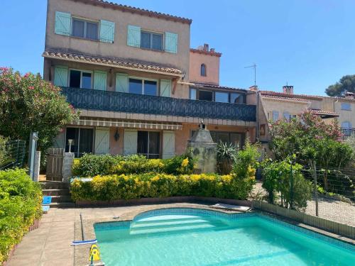 una casa con piscina frente a un edificio en La chiliere, en Ceyreste