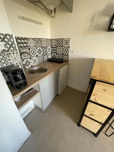 une petite cuisine avec un évier et un comptoir dans l'établissement REF 582 Seignosse Océan, à proximité immédiate de la plage , idéal couple, à Seignosse