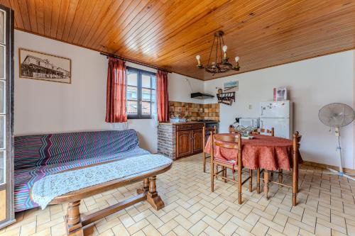 un salon avec une table et une cuisine dans l'établissement Blanche Neige Mimizan, à Mimizan