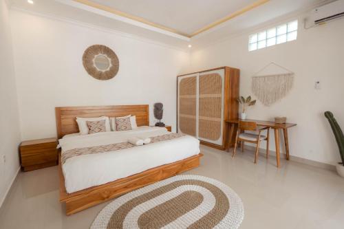 - une chambre avec un lit, une table et un bureau dans l'établissement The Lavana La Bliss Villa North, à Munggu