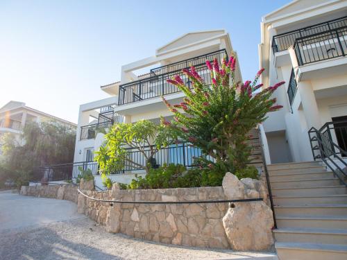 ein Gebäude mit Treppen und Blumen davor in der Unterkunft Sanders Seaview Paphos in Klorakas