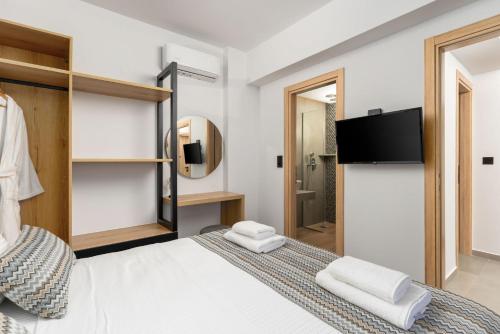 Televisyen dan/atau pusat hiburan di Villa Solaire - With 2 Private Pools & Sauna
