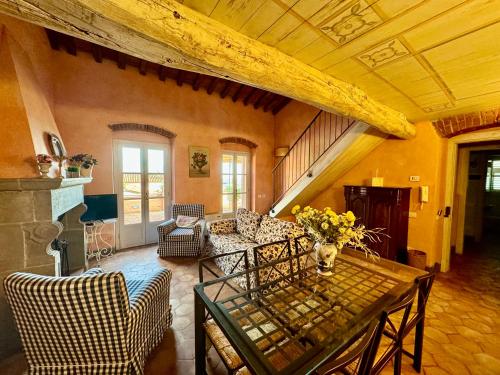 a living room with a couch and a table at Agriturismo Monteverde in Castelnuovo Magra