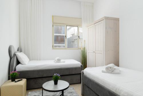 En eller flere senge i et værelse på Bauhaus 2BR with Sea View & Balcony by FeelHome