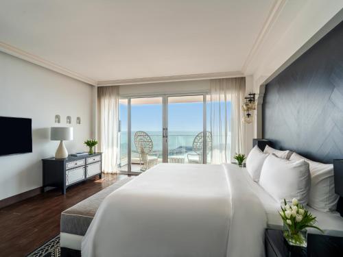 Postel nebo postele na pokoji v ubytování Fairmont Fujairah Beach Resort