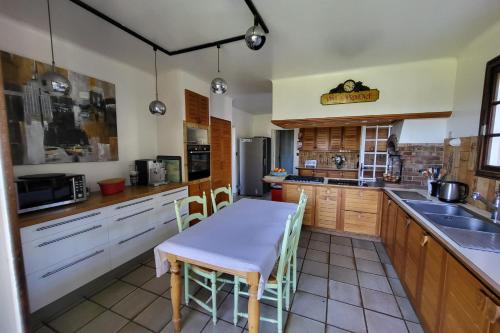 O bucătărie sau chicinetă la Magnificent villa located in La Valette-du-Var