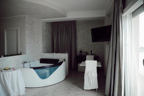 Μια τηλεόραση ή/και κέντρο ψυχαγωγίας στο BlueBay Residence Resort