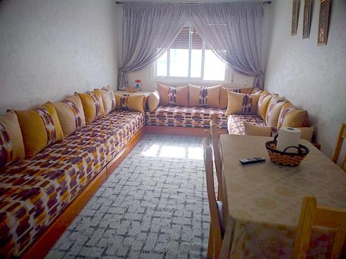 Imagen de la galería de Appartement de Charme à Martil - 60m2, 2 Chambres, Salon Marocain, Vue sur Mer, Proche Plage, en Martil