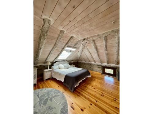 sypialnia z łóżkiem w pokoju z drewnianym sufitem w obiekcie Regalate Paz w mieście Arguis