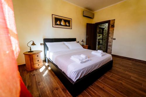ein Schlafzimmer mit einem großen Bett mit weißer Bettwäsche in der Unterkunft Villa La Quercia - Garden&Relax in Gavorrano