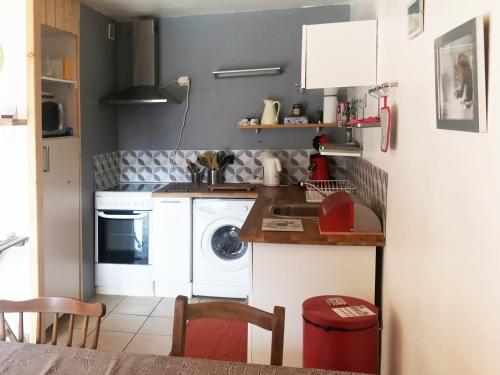 a kitchen with a washing machine and a washer at Edelweiss in Aillon-le-Jeune