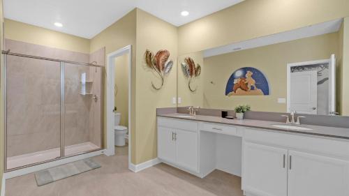 La salle de bains est pourvue de 2 lavabos et d'une douche. dans l'établissement Top Villas - Storey Lake Resort 747, à Kissimmee