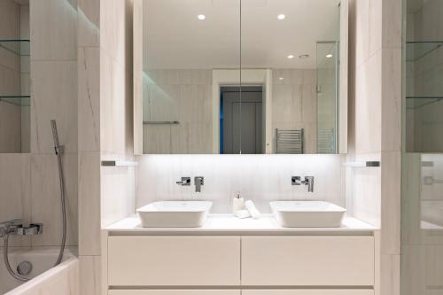 un bagno con due lavandini e uno specchio di Del Mar Beachfront 'C' 2 Bedroom Residence a Limassol