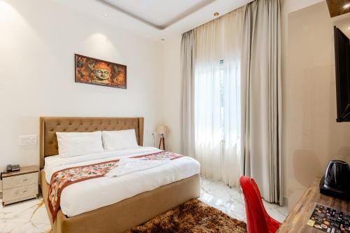 ein Schlafzimmer mit einem Bett und einem großen Fenster in der Unterkunft Lime Tree Stay Vista Villa in Greater Noida