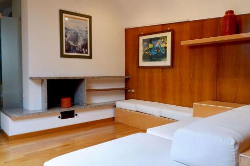 een woonkamer met een open haard en een bank bij [LUXURY]・VILLA ☆☆☆☆☆・Pool, Sauna and Park in Sedriano