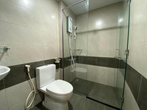 ein Bad mit einer Dusche, einem WC und einem Waschbecken in der Unterkunft Căn hộ studio tầng 16 chung cư Sophia Center in Ấp Rạch Mẹo