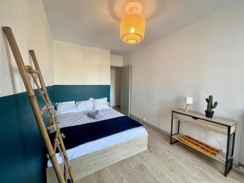 Un dormitorio con una cama grande con un azul y blanco en Le P'tit Anatole - Joli T2 avec parking, en Poitiers